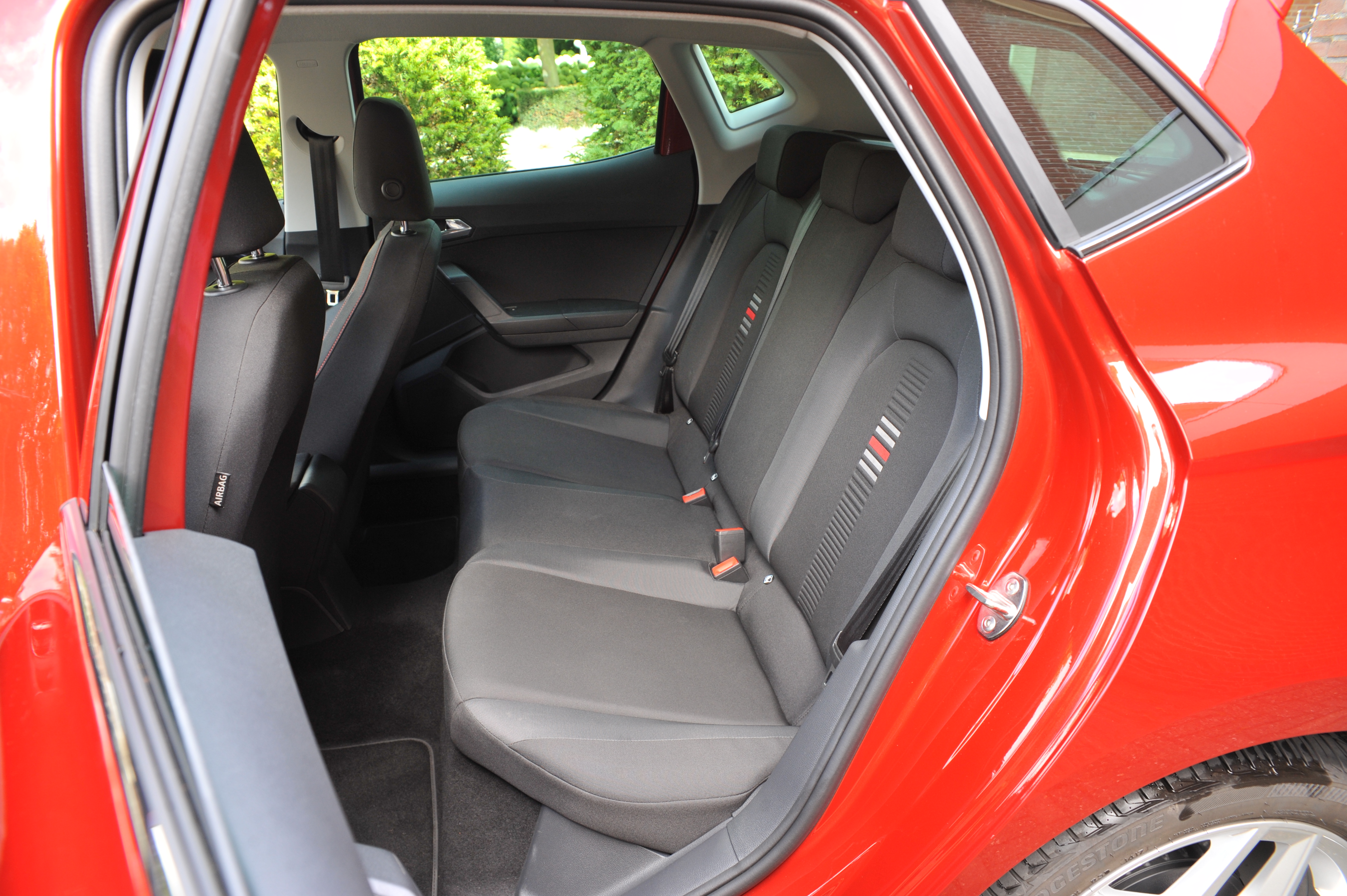 Seat concentreert zich met de nieuwe Ibiza vooral op de 1 liter motor, in de meeste gevallen met turbo. De sportief getinte FR-uitvoering brengt het model precies daar waar het hoort.