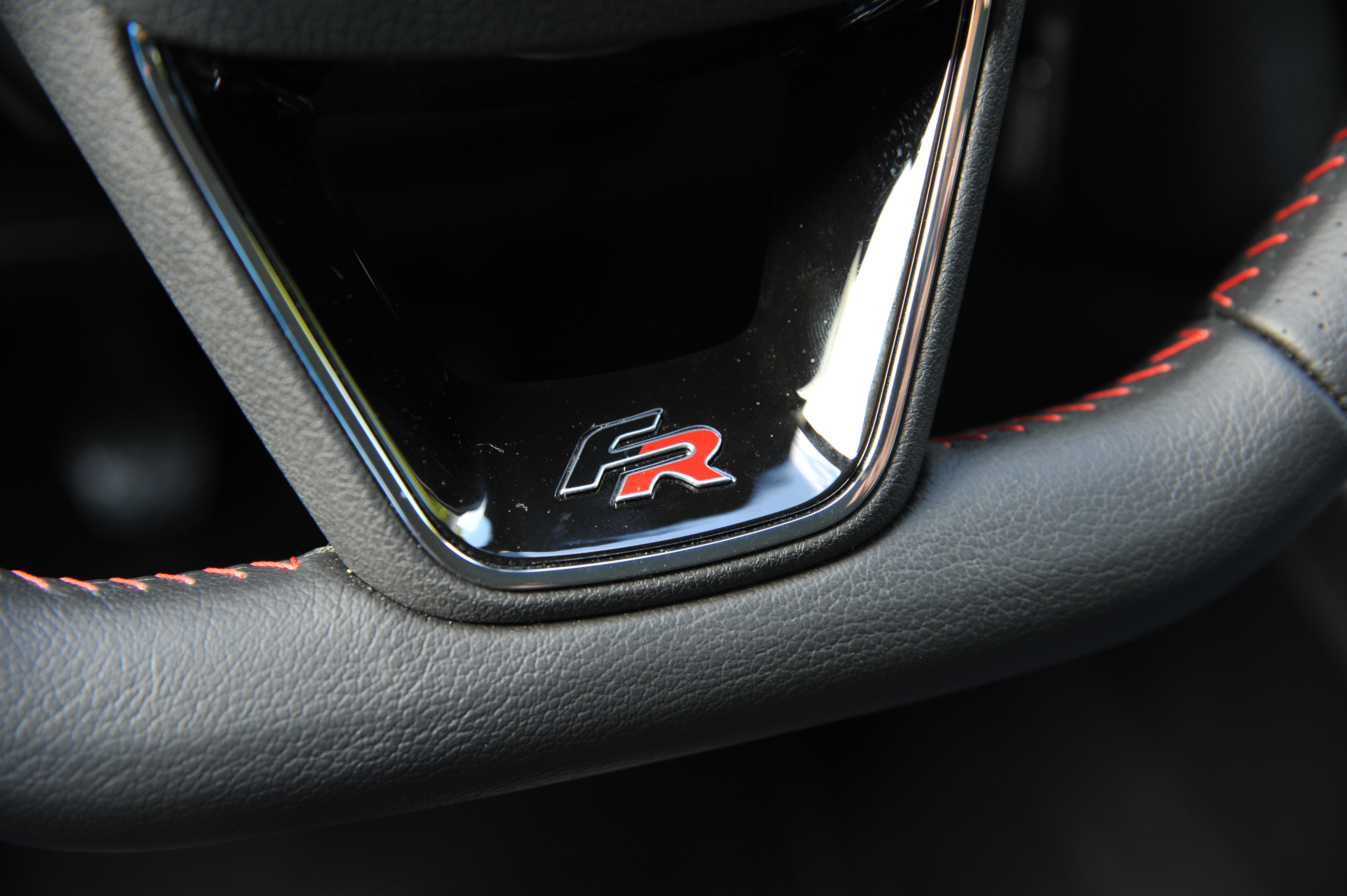 Seat concentreert zich met de nieuwe Ibiza vooral op de 1 liter motor, in de meeste gevallen met turbo. De sportief getinte FR-uitvoering brengt het model precies daar waar het hoort.