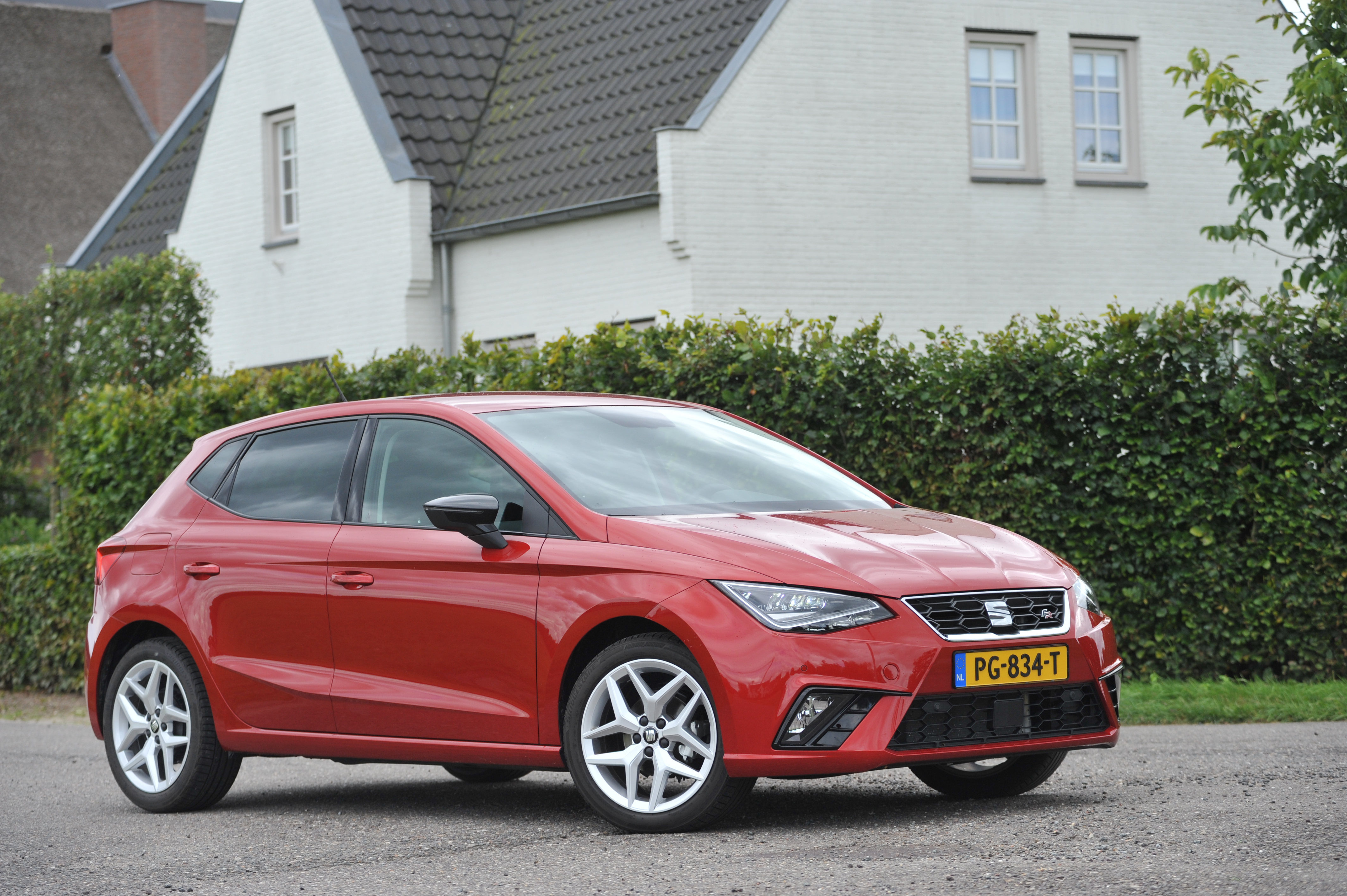 Seat concentreert zich met de nieuwe Ibiza vooral op de 1 liter motor, in de meeste gevallen met turbo. De sportief getinte FR-uitvoering brengt het model precies daar waar het hoort.