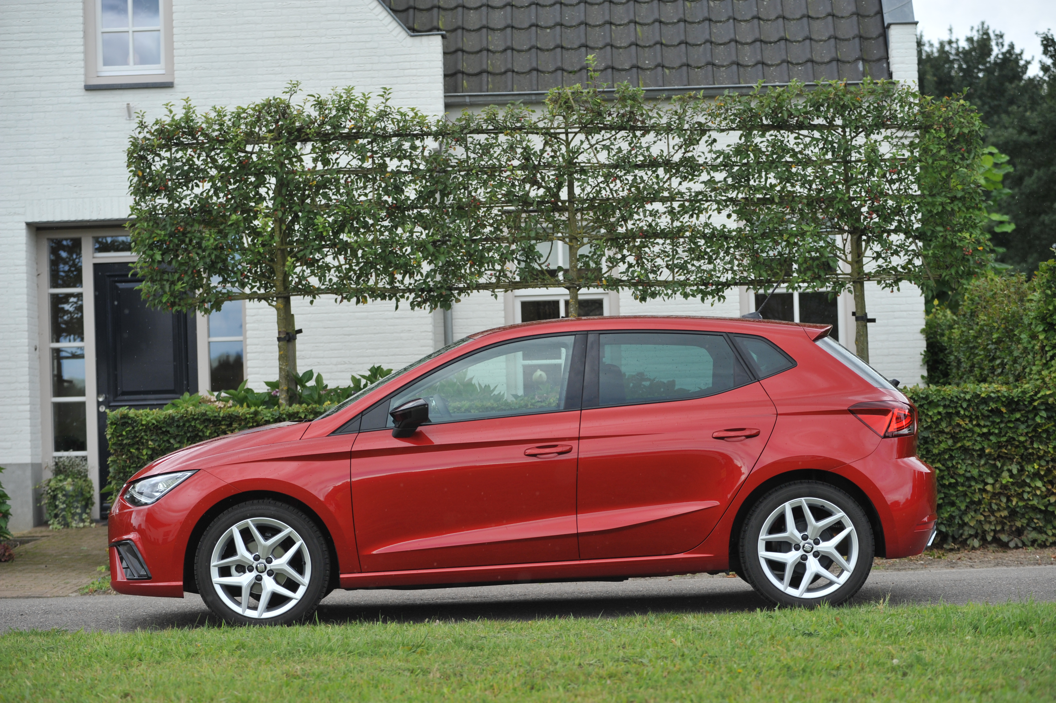 Seat concentreert zich met de nieuwe Ibiza vooral op de 1 liter motor, in de meeste gevallen met turbo. De sportief getinte FR-uitvoering brengt het model precies daar waar het hoort.
