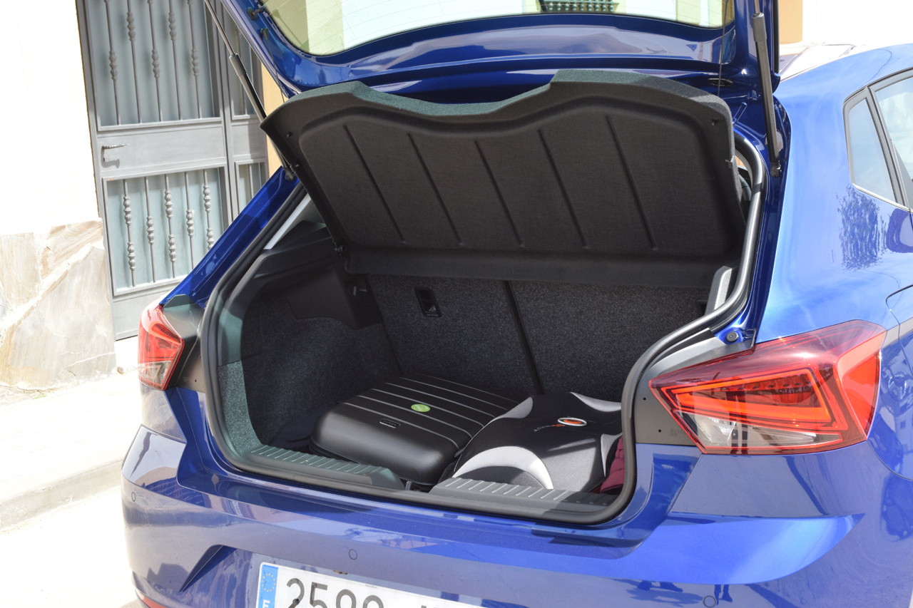 Seat zet eind juni de nieuwe generatie Ibiza in de showroom. De auto staat op een nieuw platform en is aanzienlijk groter geworden. AutoVandaag deed een rijtest.
