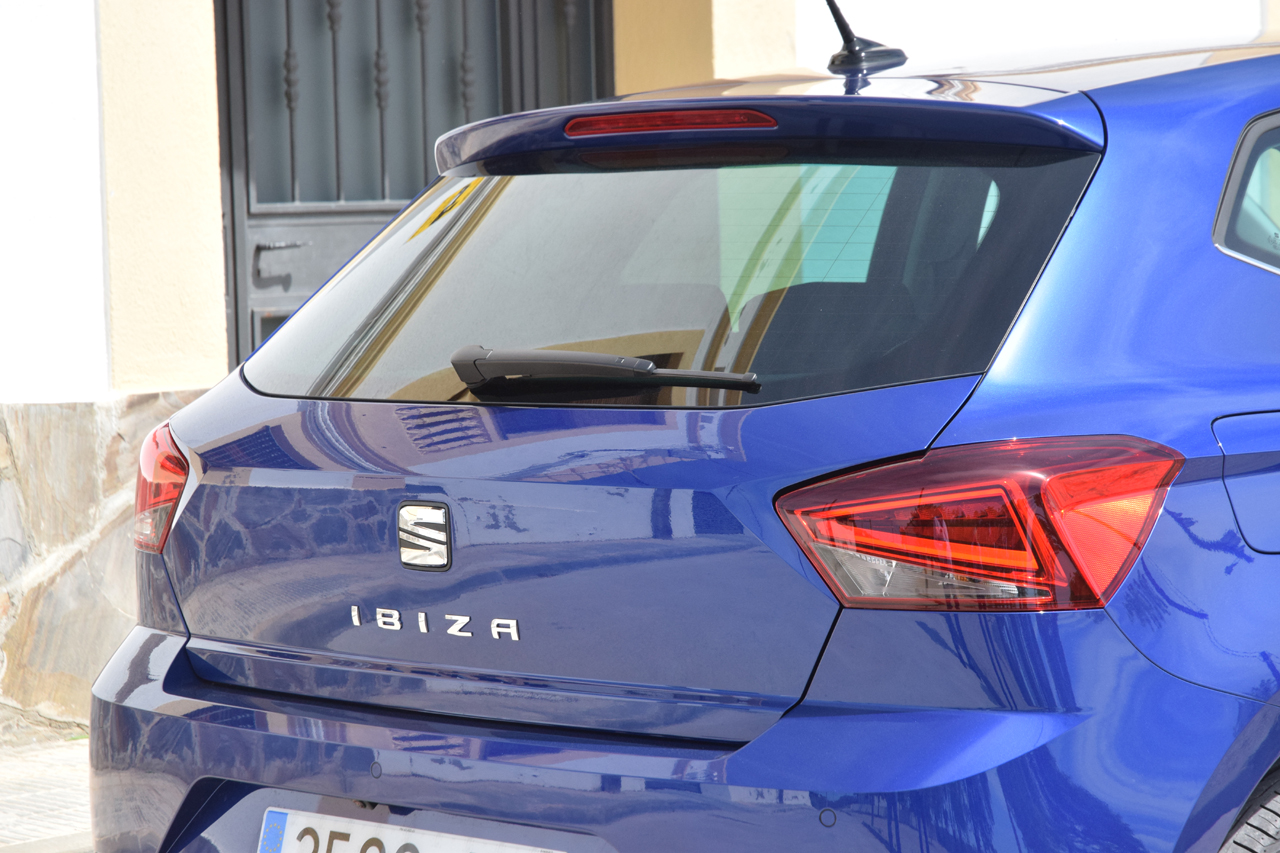 Seat zet eind juni de nieuwe generatie Ibiza in de showroom. De auto staat op een nieuw platform en is aanzienlijk groter geworden. AutoVandaag deed een rijtest.