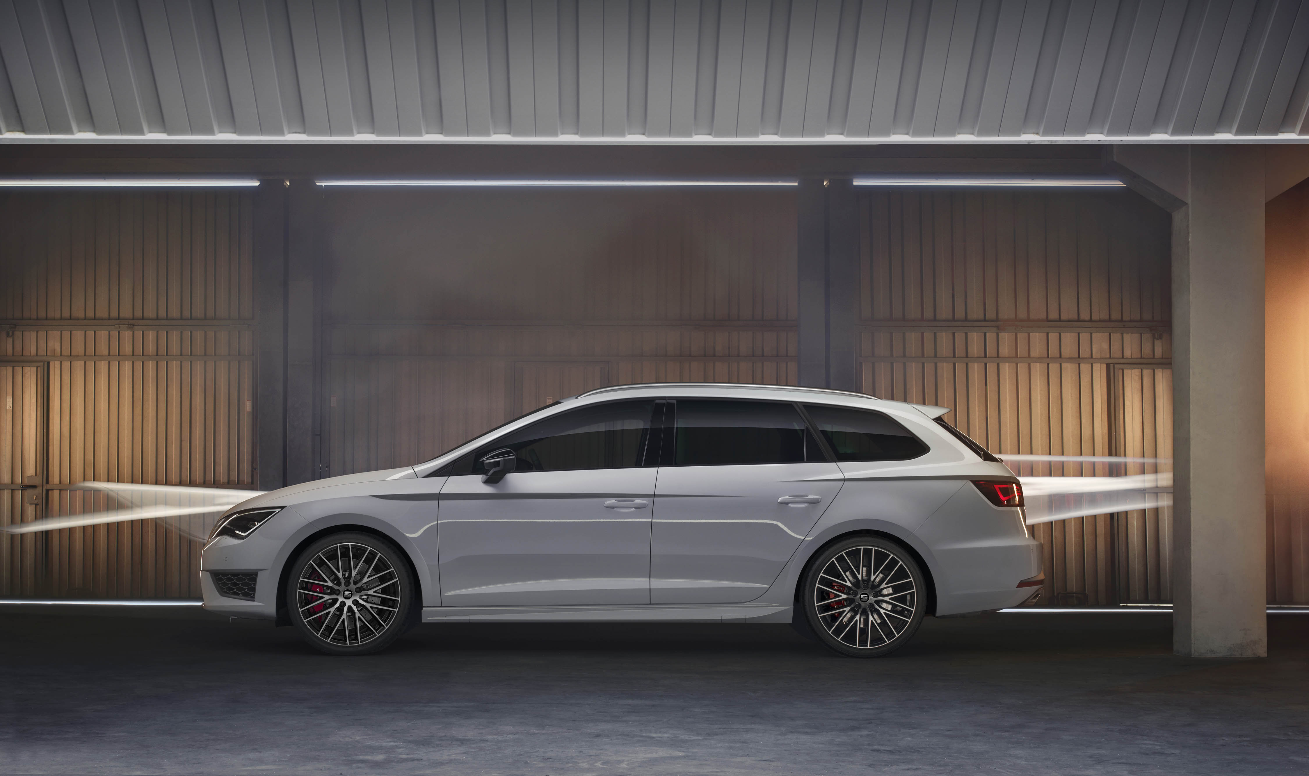 Seat stopt alles van de Leon Cupra nu ook in de stationversie, de Leon ST. Dat betekent 280 pk uit een 2,0 liter turbomotor, een sperdifferentieel en een 0-100 km/h sprint in 6,0 seconden.