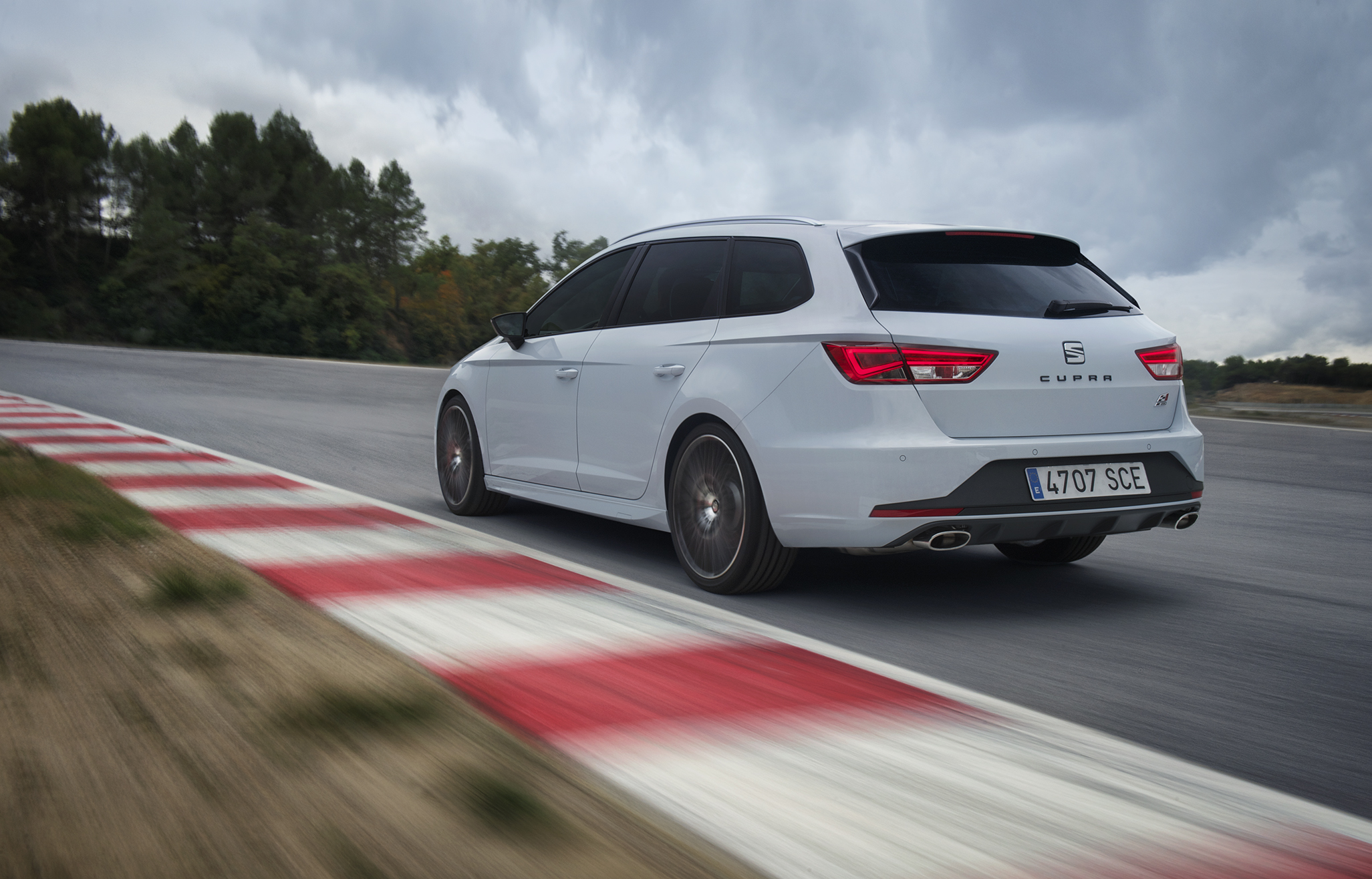 Seat stopt alles van de Leon Cupra nu ook in de stationversie, de Leon ST. Dat betekent 280 pk uit een 2,0 liter turbomotor, een sperdifferentieel en een 0-100 km/h sprint in 6,0 seconden.