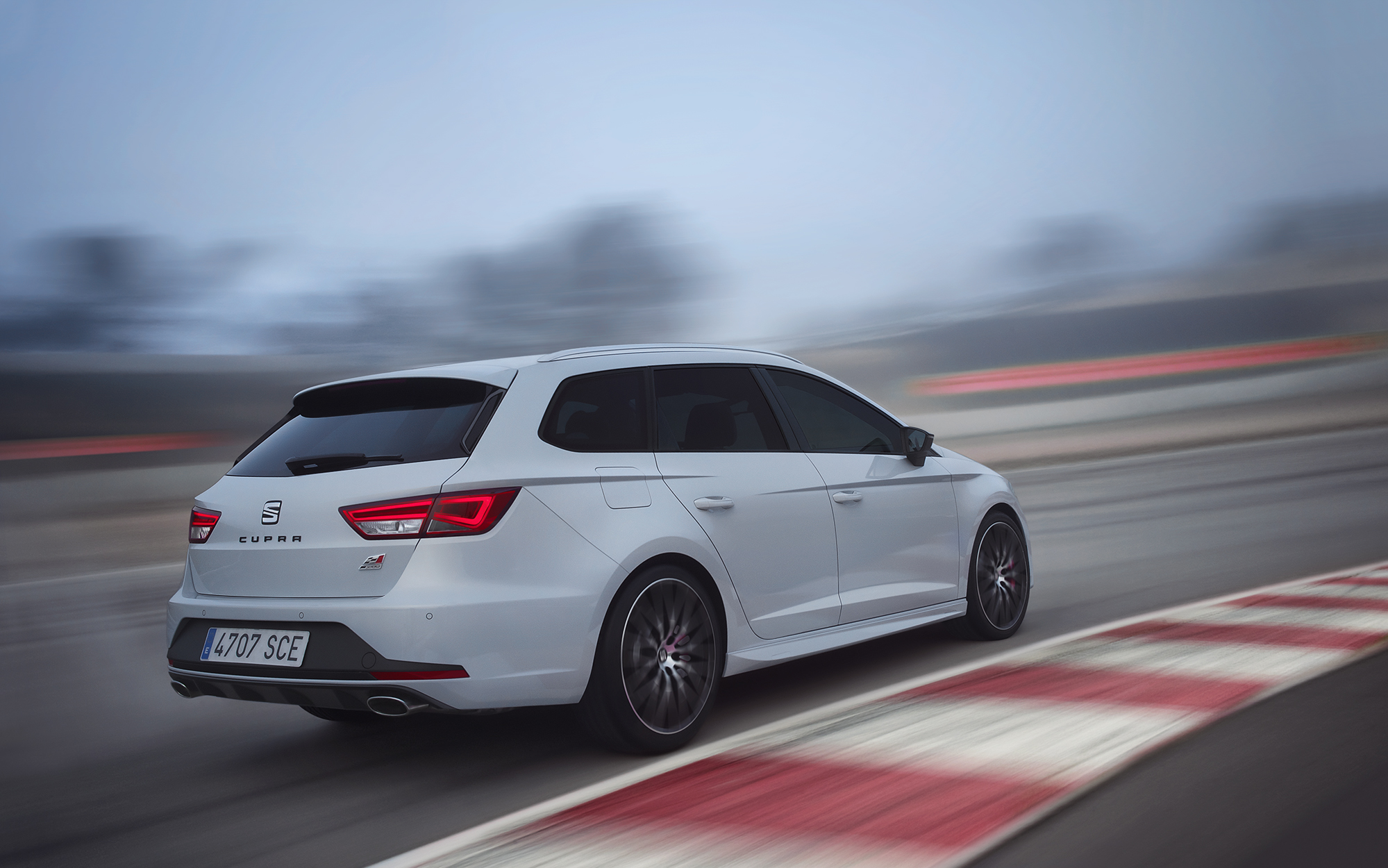 Seat stopt alles van de Leon Cupra nu ook in de stationversie, de Leon ST. Dat betekent 280 pk uit een 2,0 liter turbomotor, een sperdifferentieel en een 0-100 km/h sprint in 6,0 seconden.