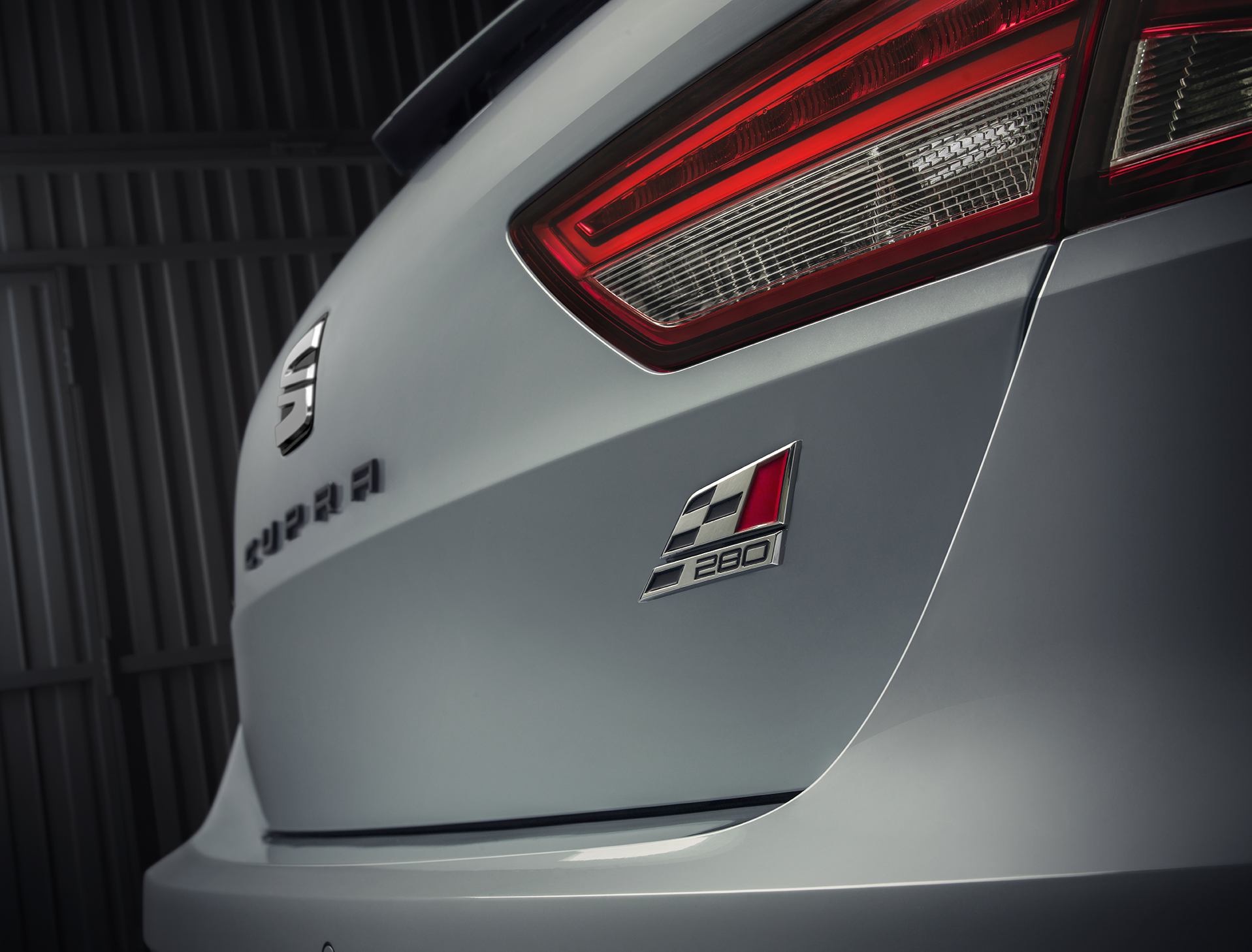 Seat stopt alles van de Leon Cupra nu ook in de stationversie, de Leon ST. Dat betekent 280 pk uit een 2,0 liter turbomotor, een sperdifferentieel en een 0-100 km/h sprint in 6,0 seconden.