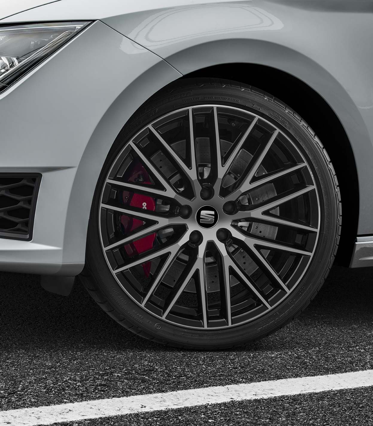 Seat stopt alles van de Leon Cupra nu ook in de stationversie, de Leon ST. Dat betekent 280 pk uit een 2,0 liter turbomotor, een sperdifferentieel en een 0-100 km/h sprint in 6,0 seconden.