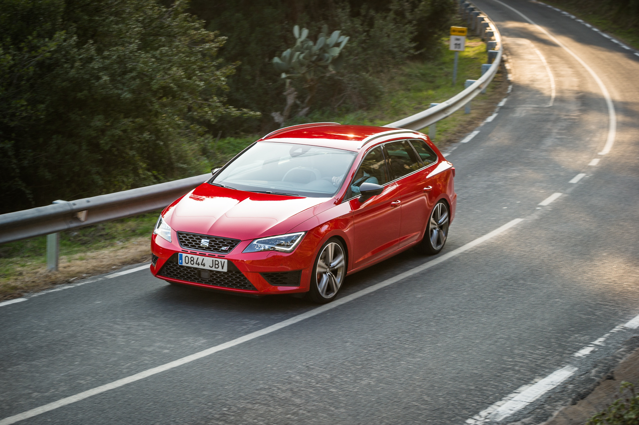 In deze autotest rijden we met de Seat Leon ST Cupra 280 van Circuit Zandvoort naar de Ramblas in Spanje. De rappe stationwagon leent zich voor spoedklussen!