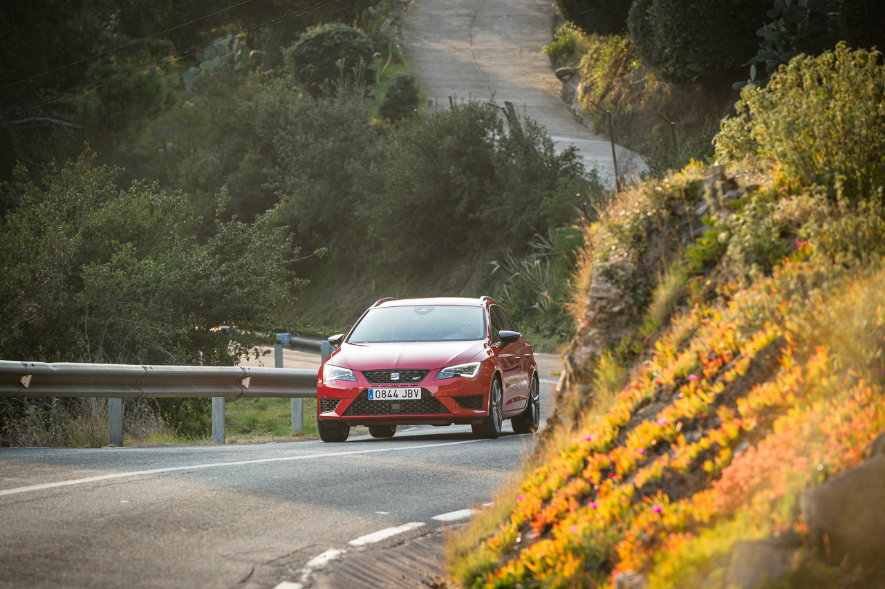 In deze autotest rijden we met de Seat Leon ST Cupra 280 van Circuit Zandvoort naar de Ramblas in Spanje. De rappe stationwagon leent zich voor spoedklussen!