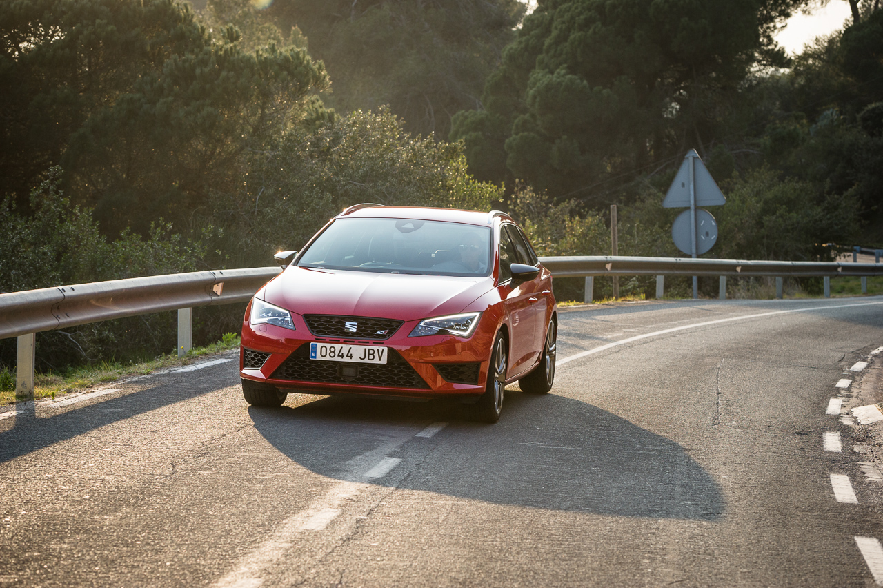 In deze autotest rijden we met de Seat Leon ST Cupra 280 van Circuit Zandvoort naar de Ramblas in Spanje. De rappe stationwagon leent zich voor spoedklussen!
