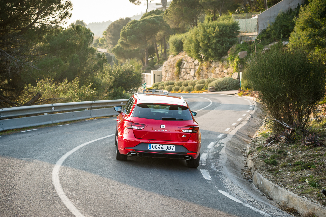 In deze autotest rijden we met de Seat Leon ST Cupra 280 van Circuit Zandvoort naar de Ramblas in Spanje. De rappe stationwagon leent zich voor spoedklussen!