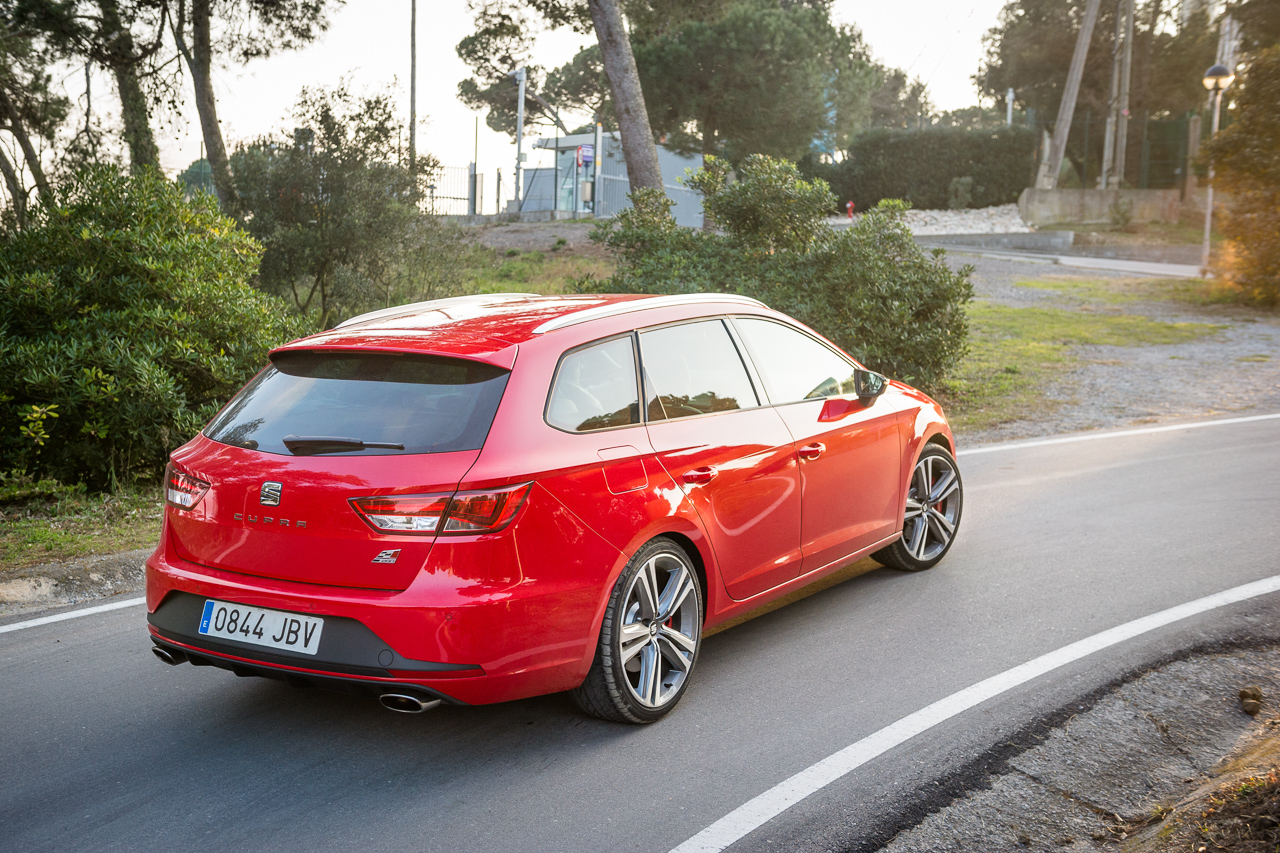 In deze autotest rijden we met de Seat Leon ST Cupra 280 van Circuit Zandvoort naar de Ramblas in Spanje. De rappe stationwagon leent zich voor spoedklussen!