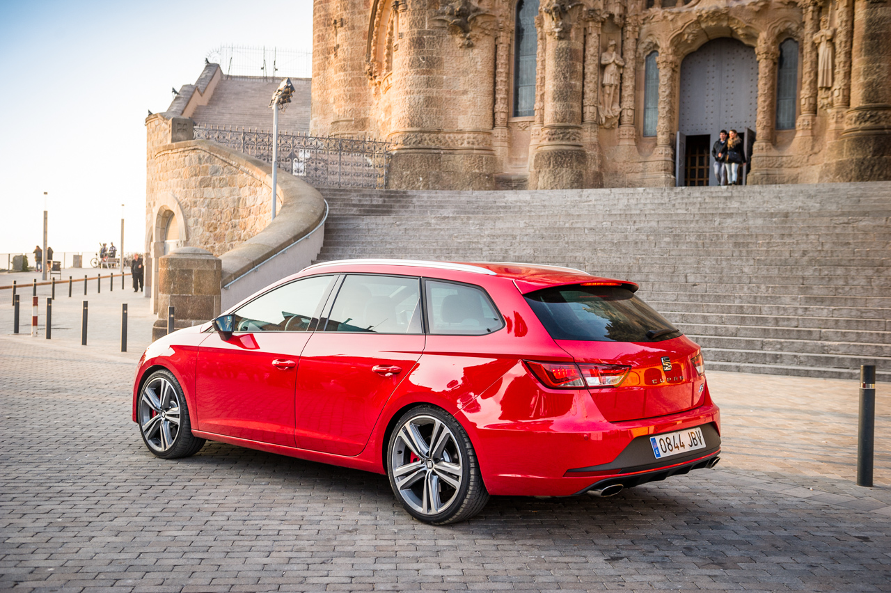In deze autotest rijden we met de Seat Leon ST Cupra 280 van Circuit Zandvoort naar de Ramblas in Spanje. De rappe stationwagon leent zich voor spoedklussen!