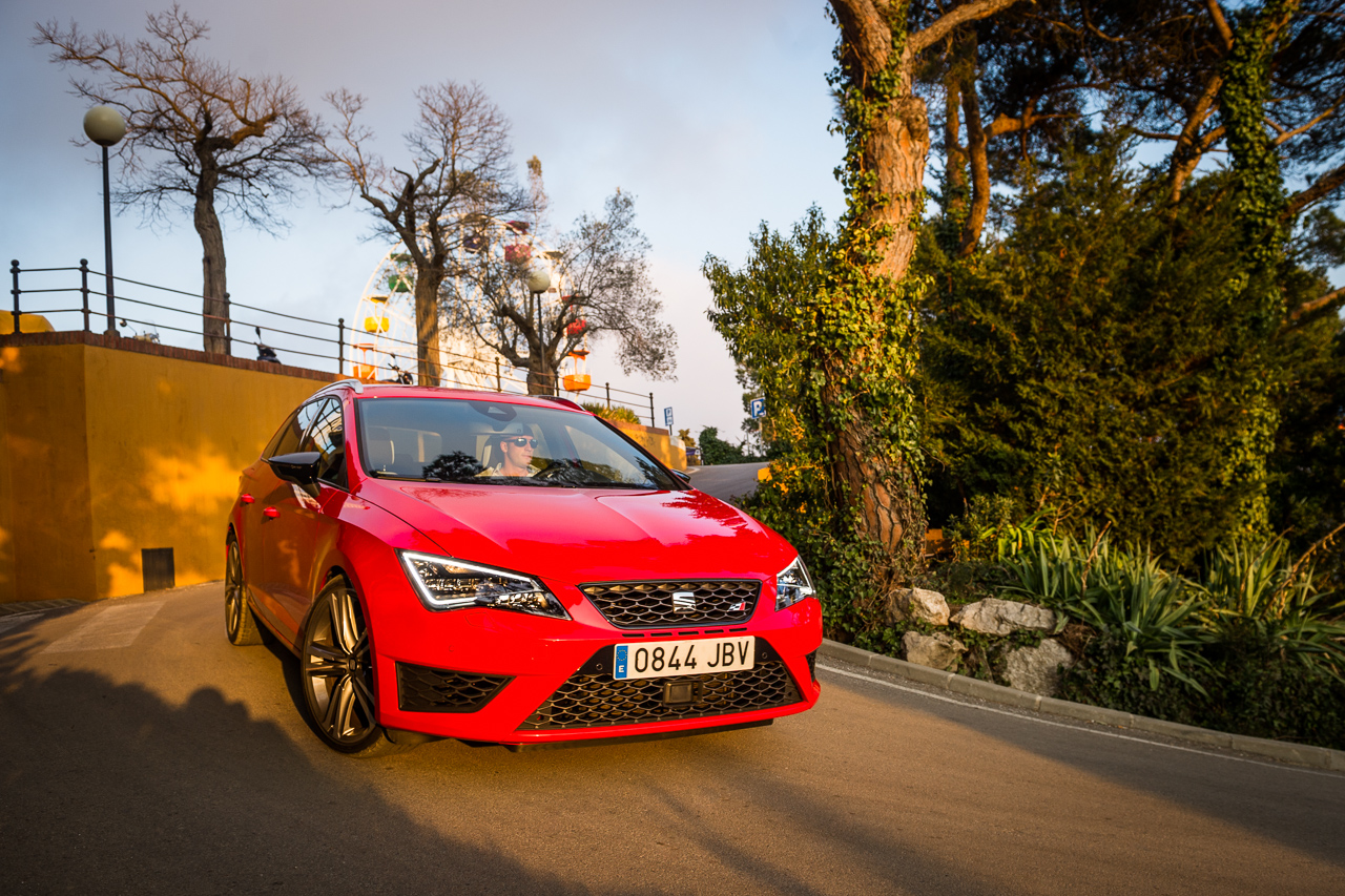 In deze autotest rijden we met de Seat Leon ST Cupra 280 van Circuit Zandvoort naar de Ramblas in Spanje. De rappe stationwagon leent zich voor spoedklussen!