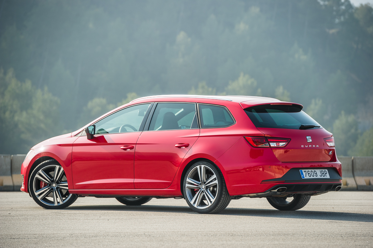 In deze autotest rijden we met de Seat Leon ST Cupra 280 van Circuit Zandvoort naar de Ramblas in Spanje. De rappe stationwagon leent zich voor spoedklussen!