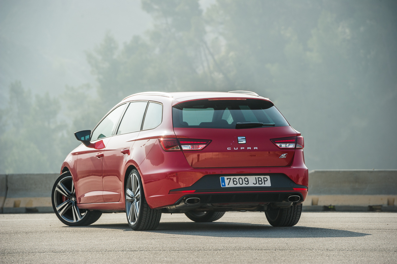 In deze autotest rijden we met de Seat Leon ST Cupra 280 van Circuit Zandvoort naar de Ramblas in Spanje. De rappe stationwagon leent zich voor spoedklussen!