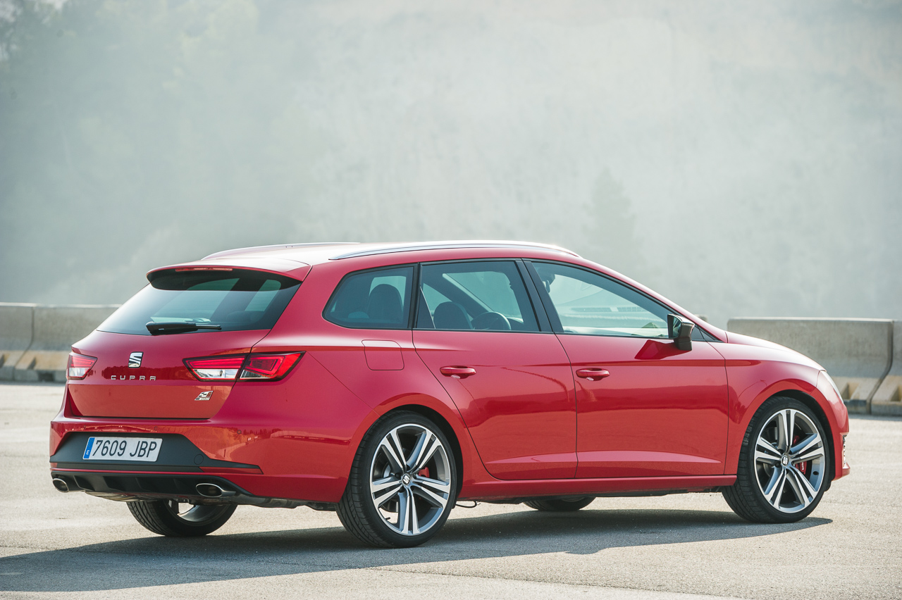 In deze autotest rijden we met de Seat Leon ST Cupra 280 van Circuit Zandvoort naar de Ramblas in Spanje. De rappe stationwagon leent zich voor spoedklussen!