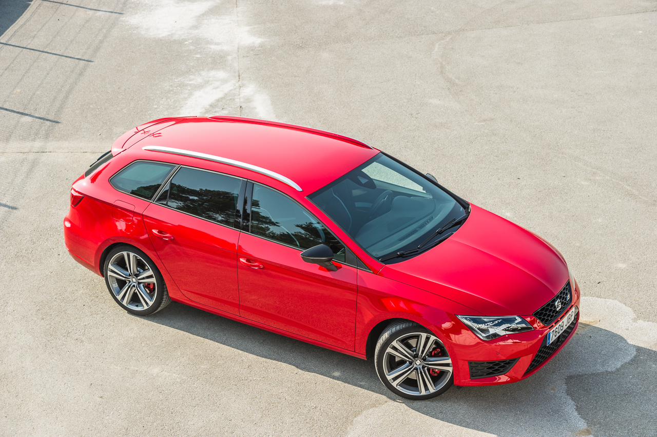 In deze autotest rijden we met de Seat Leon ST Cupra 280 van Circuit Zandvoort naar de Ramblas in Spanje. De rappe stationwagon leent zich voor spoedklussen!