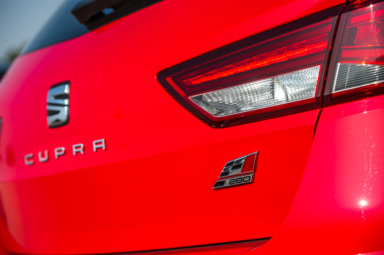 In deze autotest rijden we met de Seat Leon ST Cupra 280 van Circuit Zandvoort naar de Ramblas in Spanje. De rappe stationwagon leent zich voor spoedklussen!