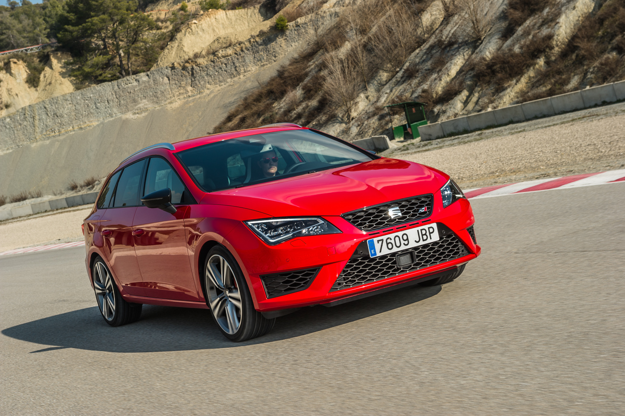 In deze autotest rijden we met de Seat Leon ST Cupra 280 van Circuit Zandvoort naar de Ramblas in Spanje. De rappe stationwagon leent zich voor spoedklussen!