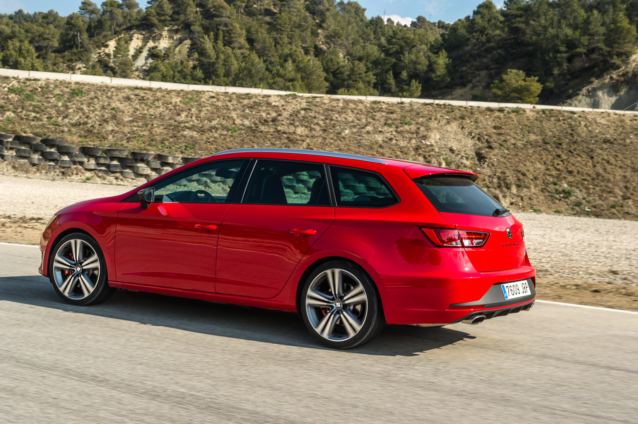 In deze autotest rijden we met de Seat Leon ST Cupra 280 van Circuit Zandvoort naar de Ramblas in Spanje. De rappe stationwagon leent zich voor spoedklussen!