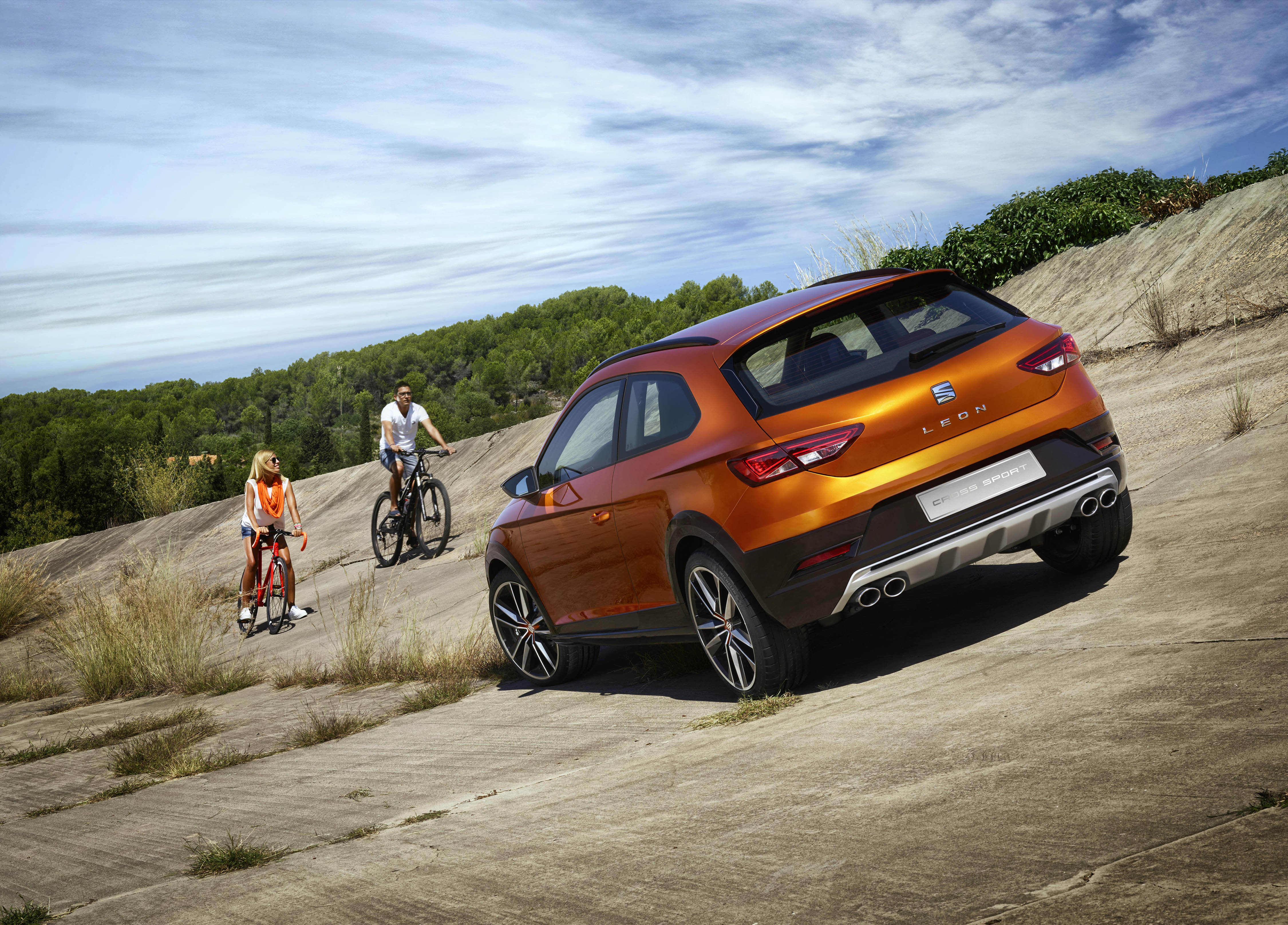 Seat Leon Cupra als hoogpotige crossover naar IAA odner de naam Leon Cross Sport Show Car.