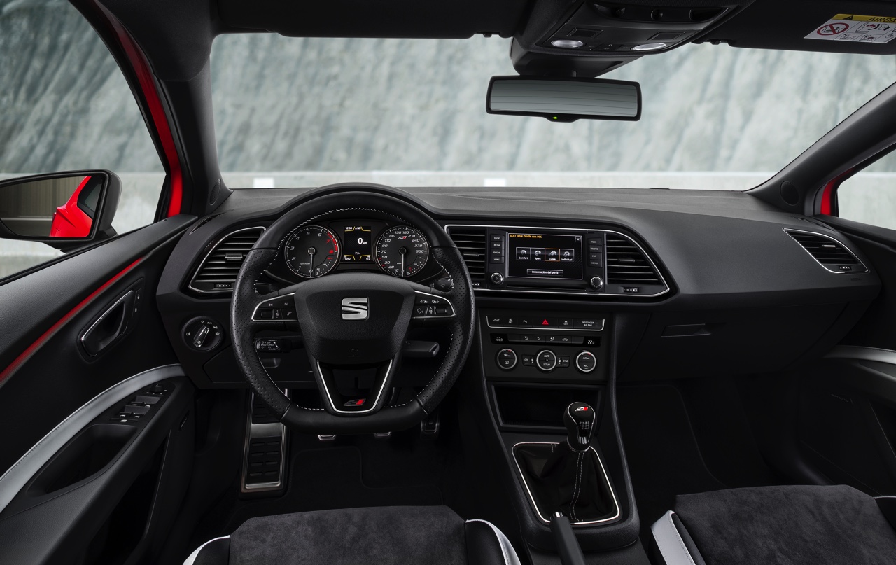 In deze autotest rijden we met de Seat Leon ST Cupra 280 van Circuit Zandvoort naar de Ramblas in Spanje. De rappe stationwagon leent zich voor spoedklussen!