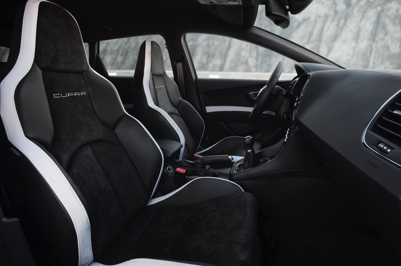 In deze autotest rijden we met de Seat Leon ST Cupra 280 van Circuit Zandvoort naar de Ramblas in Spanje. De rappe stationwagon leent zich voor spoedklussen!