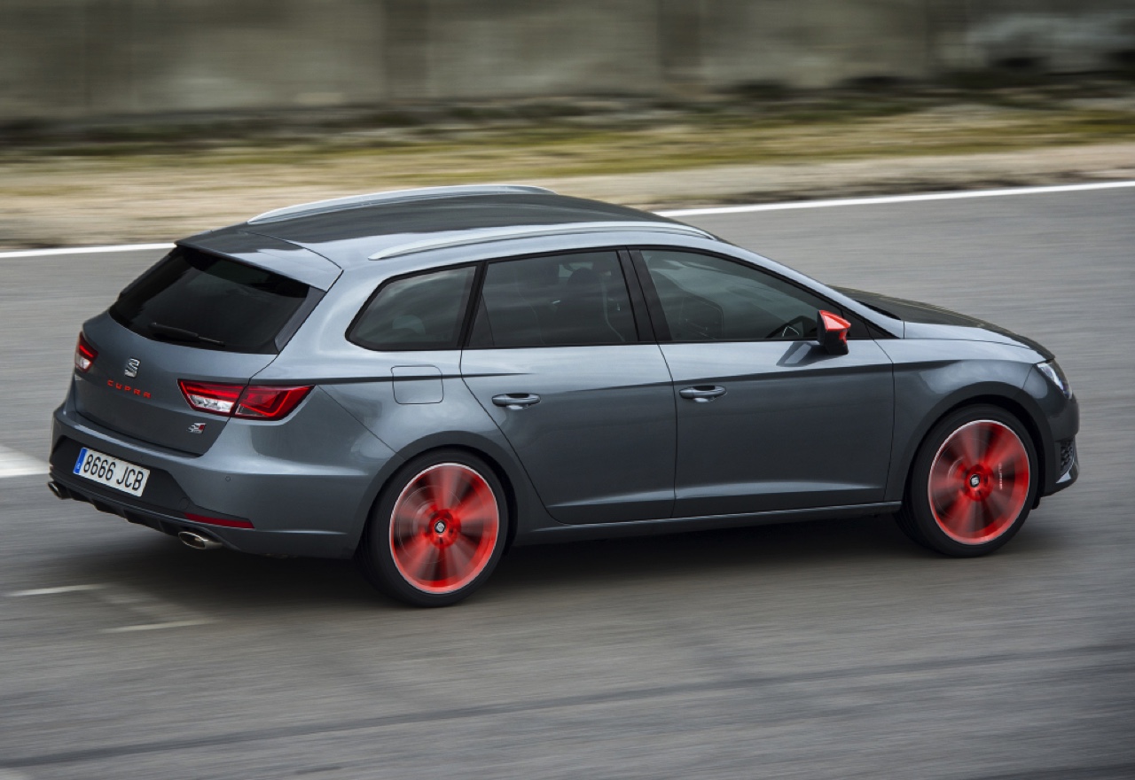 In deze autotest rijden we met de Seat Leon ST Cupra 280 van Circuit Zandvoort naar de Ramblas in Spanje. De rappe stationwagon leent zich voor spoedklussen!