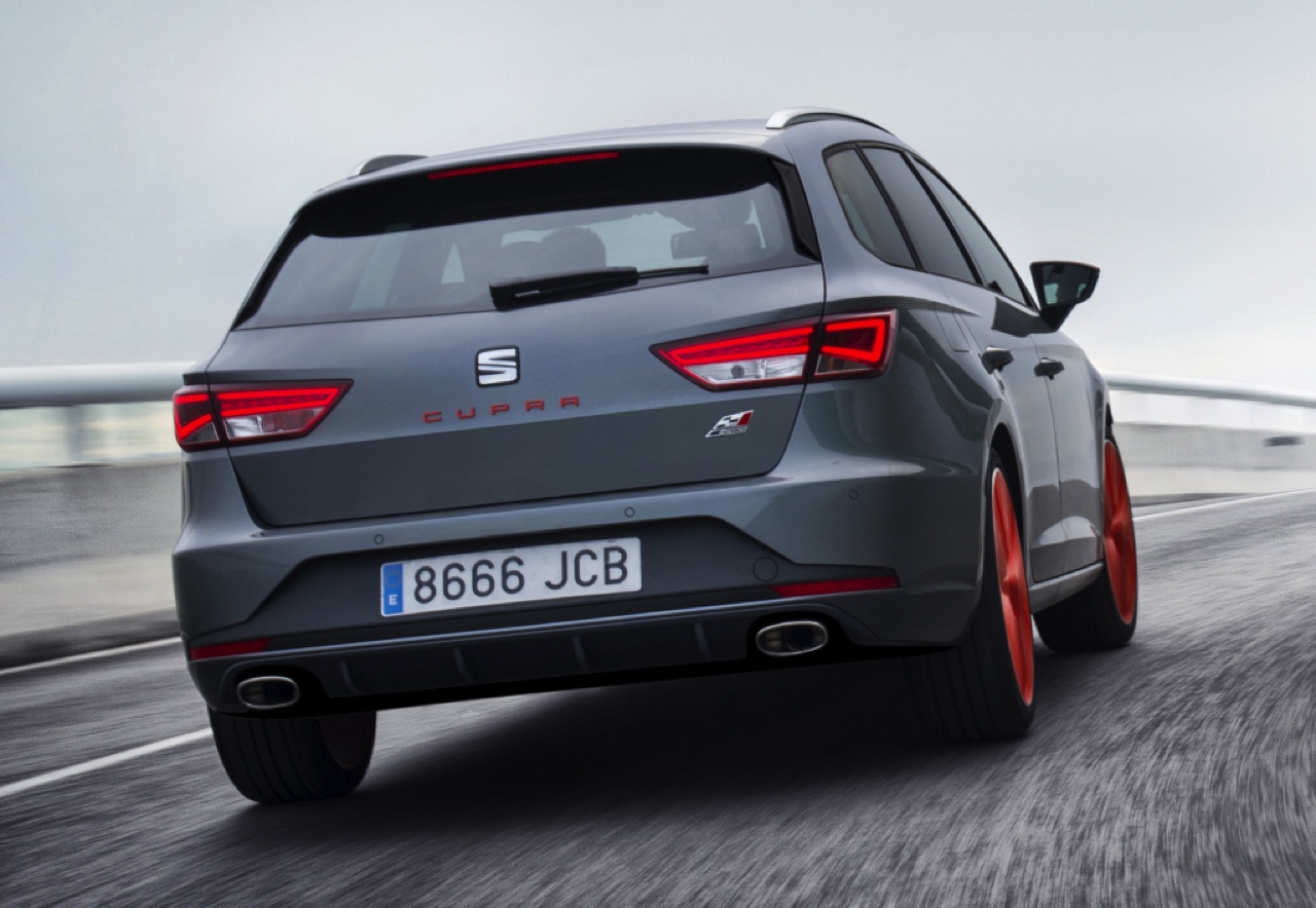 In deze autotest rijden we met de Seat Leon ST Cupra 280 van Circuit Zandvoort naar de Ramblas in Spanje. De rappe stationwagon leent zich voor spoedklussen!