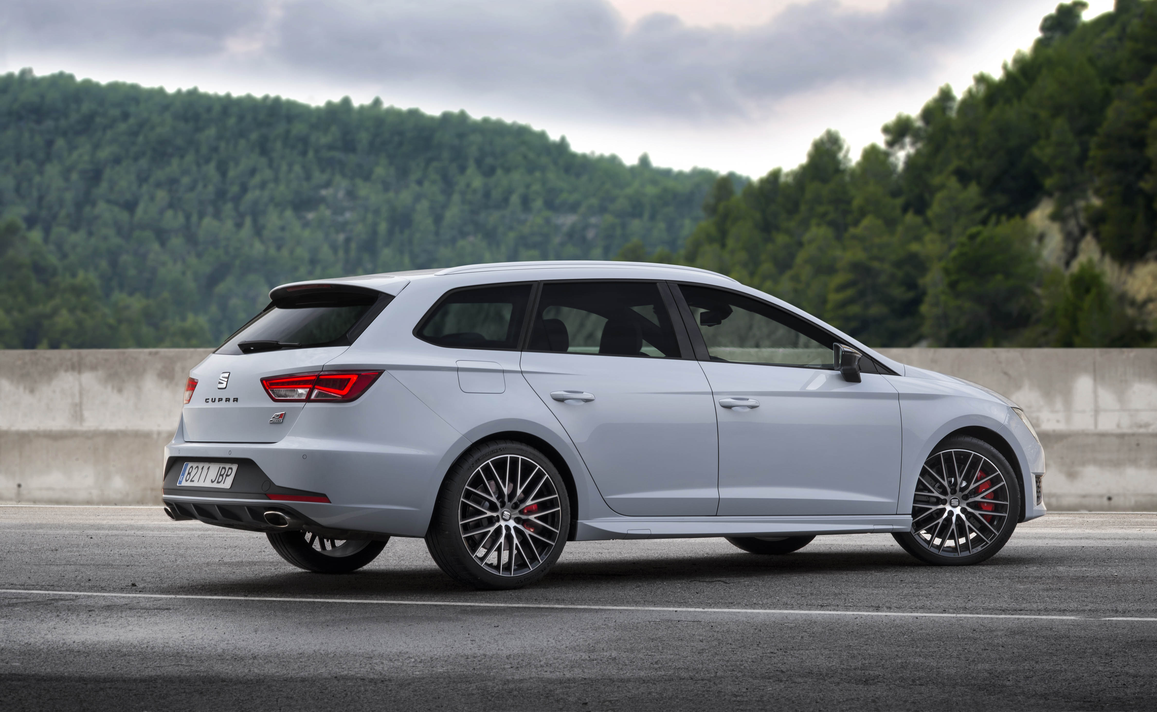 De Seat Leon is licht opgefrist. Voortaan is hij leverbaar met een driecilinder, nieuwe uitvoeringen en een verbeterd infotainmentsysteem. Ook is de X-Perience nu te krijgen met voorwielaandrijving.