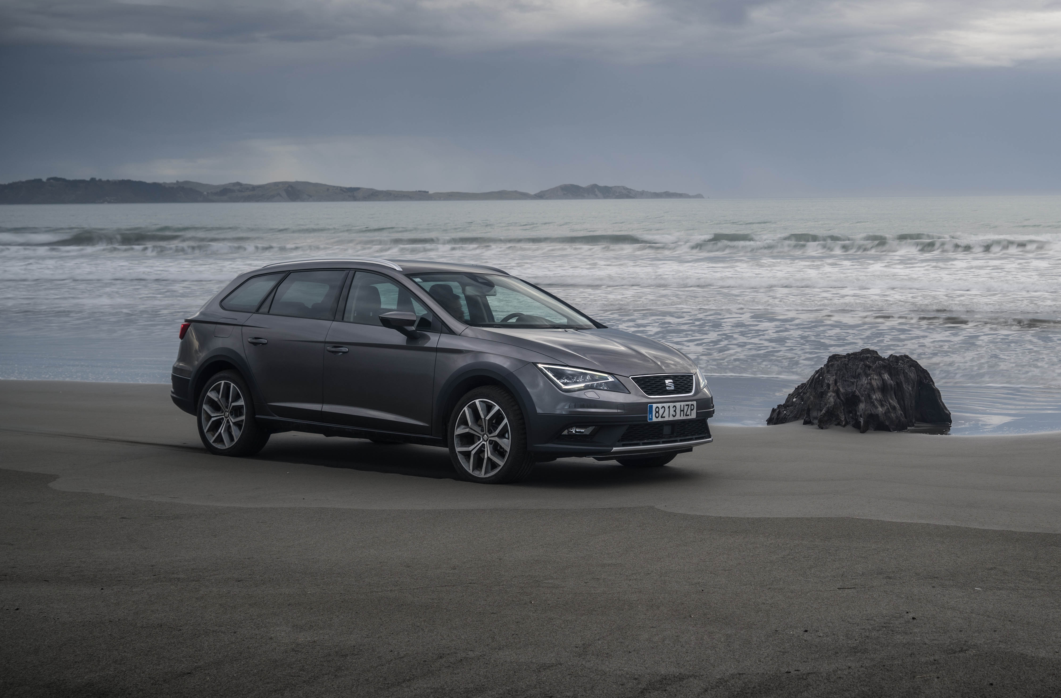 De Seat Leon is licht opgefrist. Voortaan is hij leverbaar met een driecilinder, nieuwe uitvoeringen en een verbeterd infotainmentsysteem. Ook is de X-Perience nu te krijgen met voorwielaandrijving.