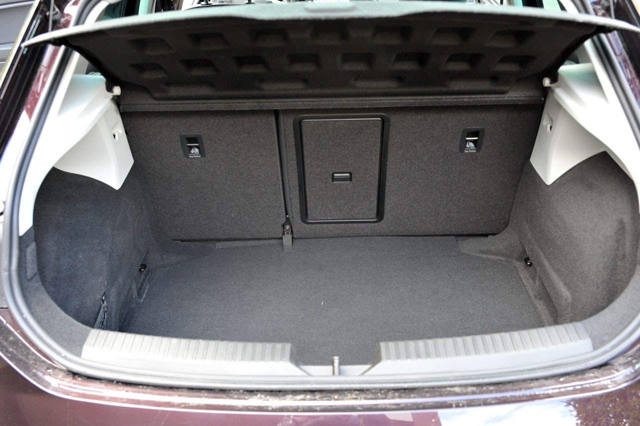 Seat geeft de Leon een kleine facelift en daarbij horen ook wat verbeteringen in het interieur en de uitrusting. De basis 1 liter 3 cilinder kan ook met DSG automaat worden geleverd.