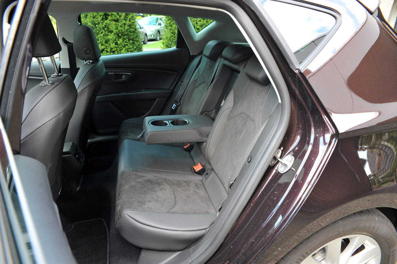 Seat geeft de Leon een kleine facelift en daarbij horen ook wat verbeteringen in het interieur en de uitrusting. De basis 1 liter 3 cilinder kan ook met DSG automaat worden geleverd.