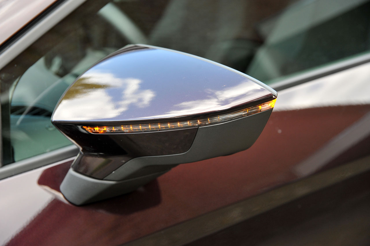 Seat geeft de Leon een kleine facelift en daarbij horen ook wat verbeteringen in het interieur en de uitrusting. De basis 1 liter 3 cilinder kan ook met DSG automaat worden geleverd.