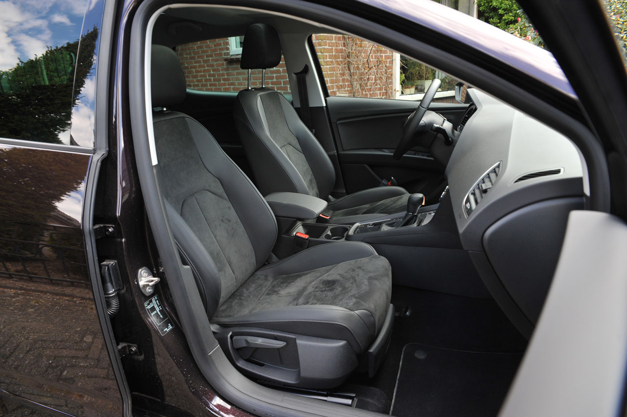Seat geeft de Leon een kleine facelift en daarbij horen ook wat verbeteringen in het interieur en de uitrusting. De basis 1 liter 3 cilinder kan ook met DSG automaat worden geleverd.