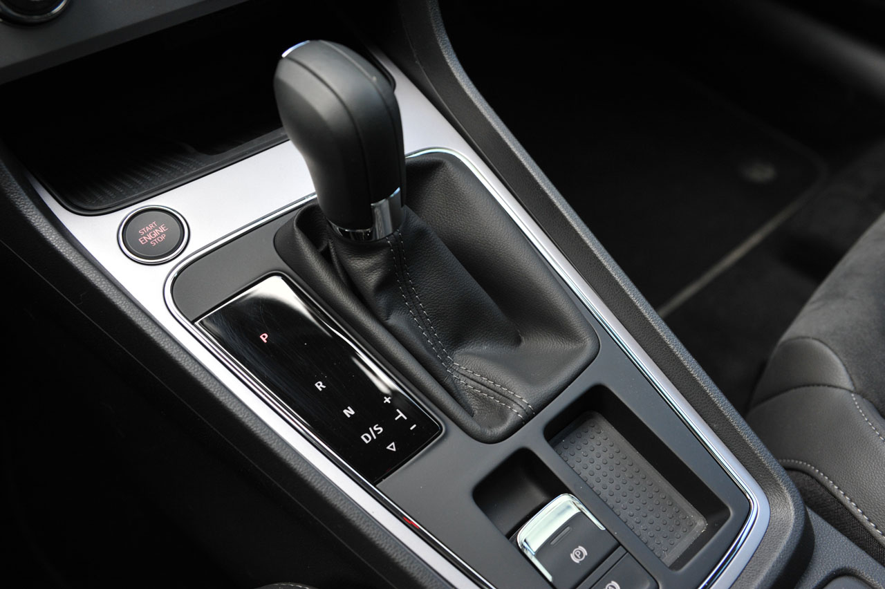 Seat geeft de Leon een kleine facelift en daarbij horen ook wat verbeteringen in het interieur en de uitrusting. De basis 1 liter 3 cilinder kan ook met DSG automaat worden geleverd.