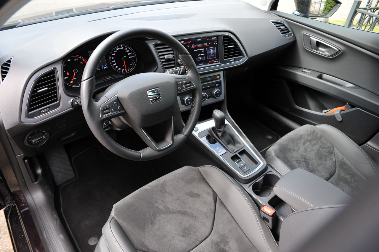 Seat geeft de Leon een kleine facelift en daarbij horen ook wat verbeteringen in het interieur en de uitrusting. De basis 1 liter 3 cilinder kan ook met DSG automaat worden geleverd.