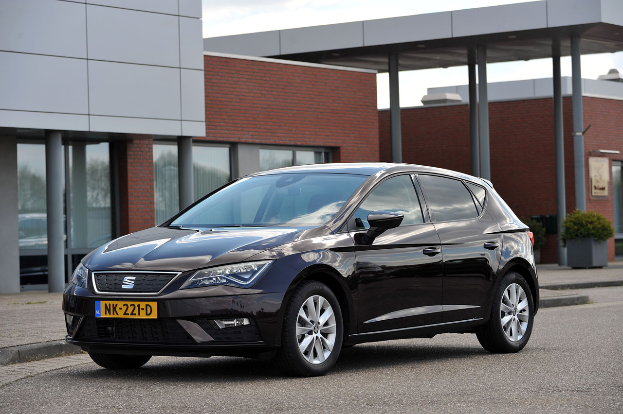 Seat geeft de Leon een kleine facelift en daarbij horen ook wat verbeteringen in het interieur en de uitrusting. De basis 1 liter 3 cilinder kan ook met DSG automaat worden geleverd.