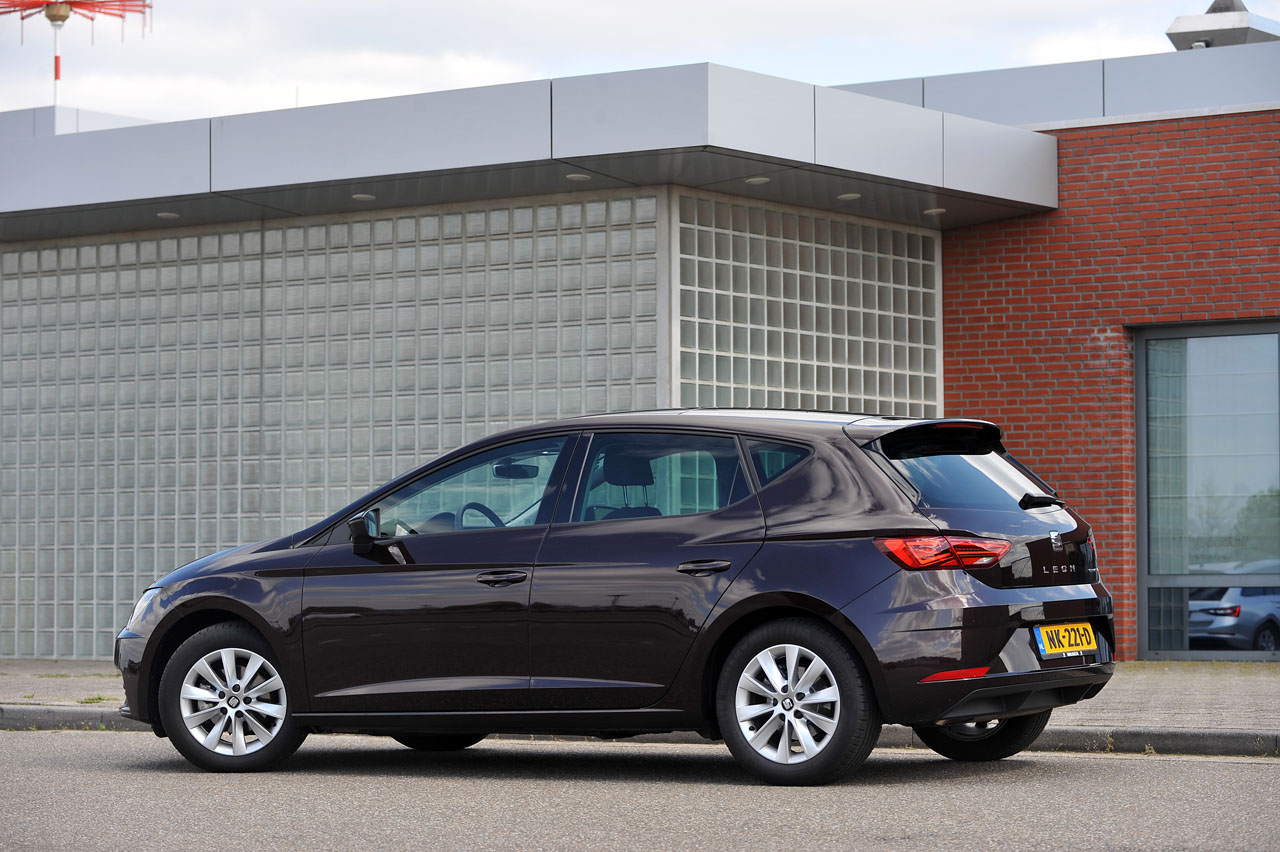 Seat geeft de Leon een kleine facelift en daarbij horen ook wat verbeteringen in het interieur en de uitrusting. De basis 1 liter 3 cilinder kan ook met DSG automaat worden geleverd.