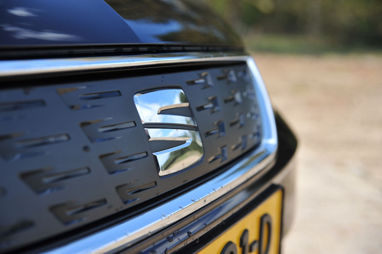 Seat geeft de Leon een kleine facelift en daarbij horen ook wat verbeteringen in het interieur en de uitrusting. De basis 1 liter 3 cilinder kan ook met DSG automaat worden geleverd.