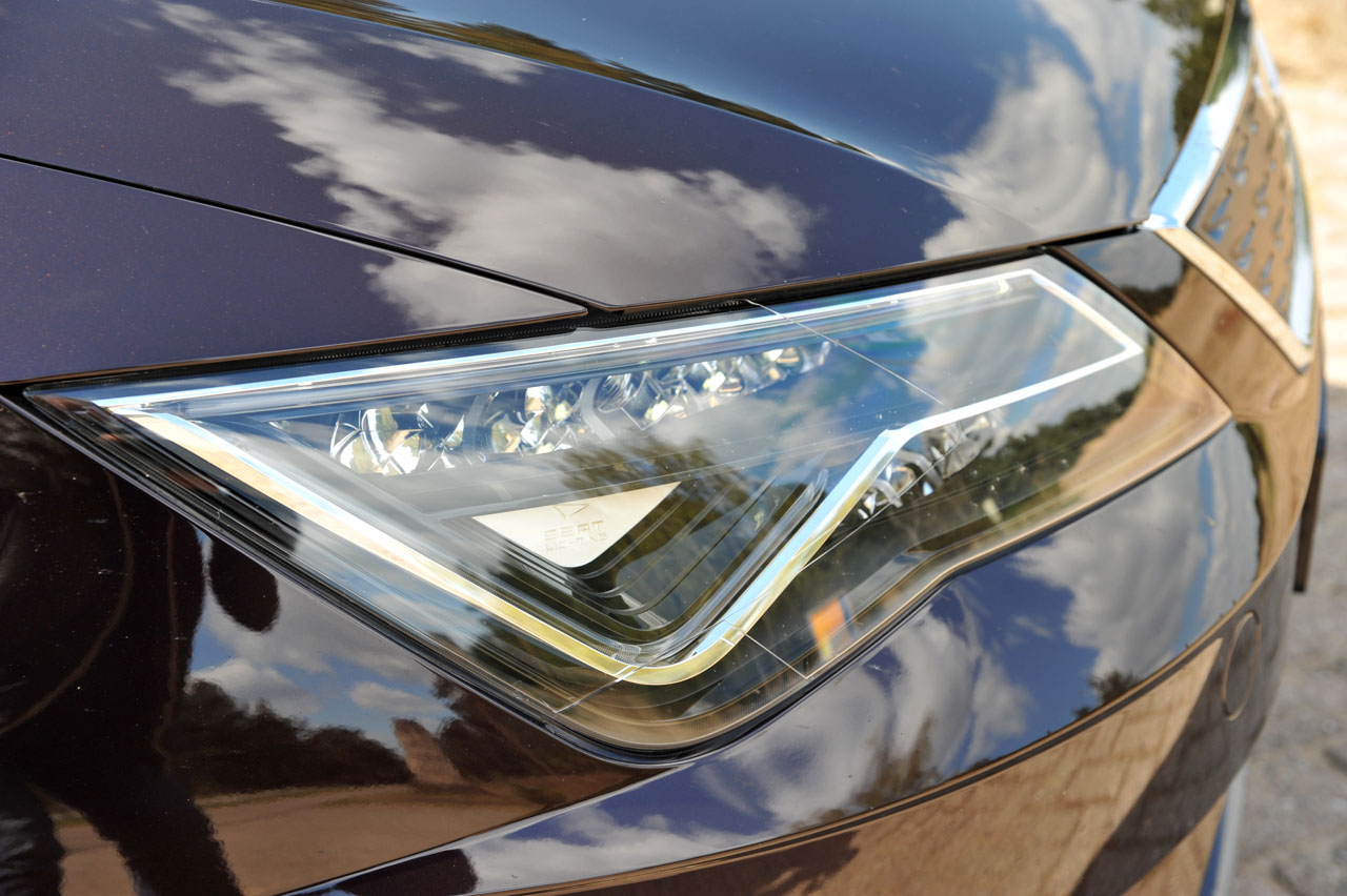 Seat geeft de Leon een kleine facelift en daarbij horen ook wat verbeteringen in het interieur en de uitrusting. De basis 1 liter 3 cilinder kan ook met DSG automaat worden geleverd.