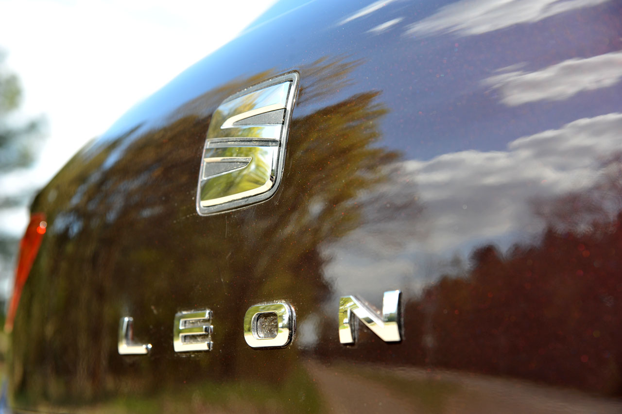 Seat geeft de Leon een kleine facelift en daarbij horen ook wat verbeteringen in het interieur en de uitrusting. De basis 1 liter 3 cilinder kan ook met DSG automaat worden geleverd.