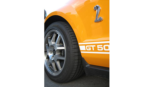 Hij is knal oranje, giftig en als je hem aanraakt brult hij het uit. We hebben het over de ber mustang, de Shelby GT500.