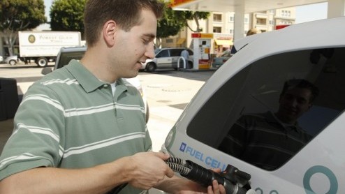 Shell Hydrogen heeft haar eerste waterstoftankstation in Californi in gebruik genomen. Het tankstation is onderdeel van een conventioneel Shell-station in Los Angeles. Het geeft de consument een voor