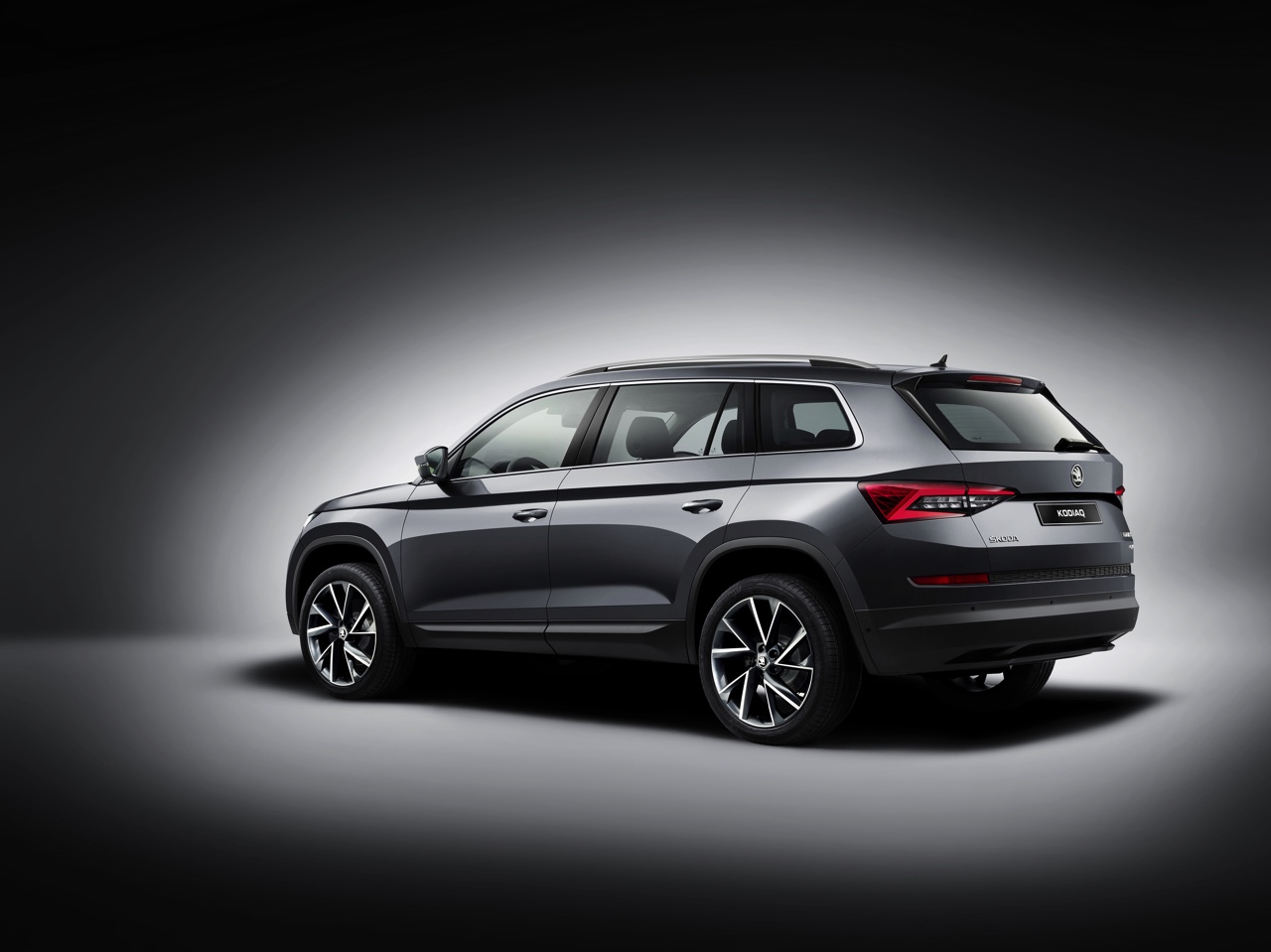 Skoda Kodiaq is nu live onthuld in Berlijn. De nieuwe SUV zit vol met ruimte en zet een aantal leuke primeurs op zijn naam voor extra praktisch gemak. Bekijk hier de beelden.