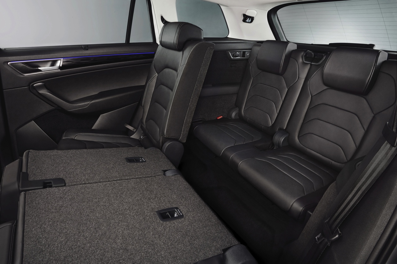 Skoda Kodiaq is nu live onthuld in Berlijn. De nieuwe SUV zit vol met ruimte en zet een aantal leuke primeurs op zijn naam voor extra praktisch gemak. Bekijk hier de beelden.