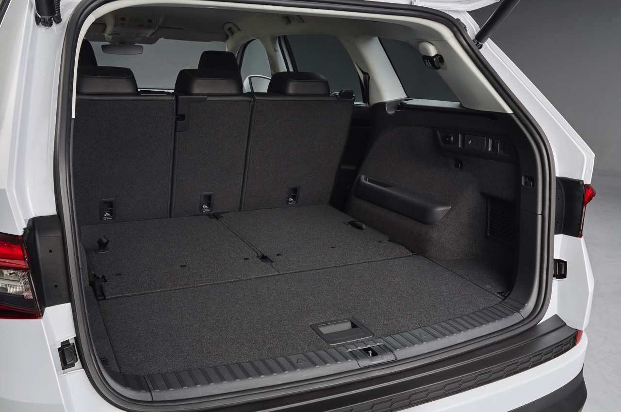 Skoda Kodiaq is nu live onthuld in Berlijn. De nieuwe SUV zit vol met ruimte en zet een aantal leuke primeurs op zijn naam voor extra praktisch gemak. Bekijk hier de beelden.