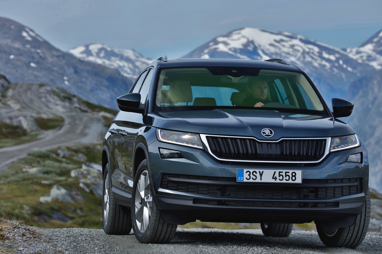 Skoda Kodiaq is nu live onthuld in Berlijn. De nieuwe SUV zit vol met ruimte en zet een aantal leuke primeurs op zijn naam voor extra praktisch gemak. Bekijk hier de beelden.
