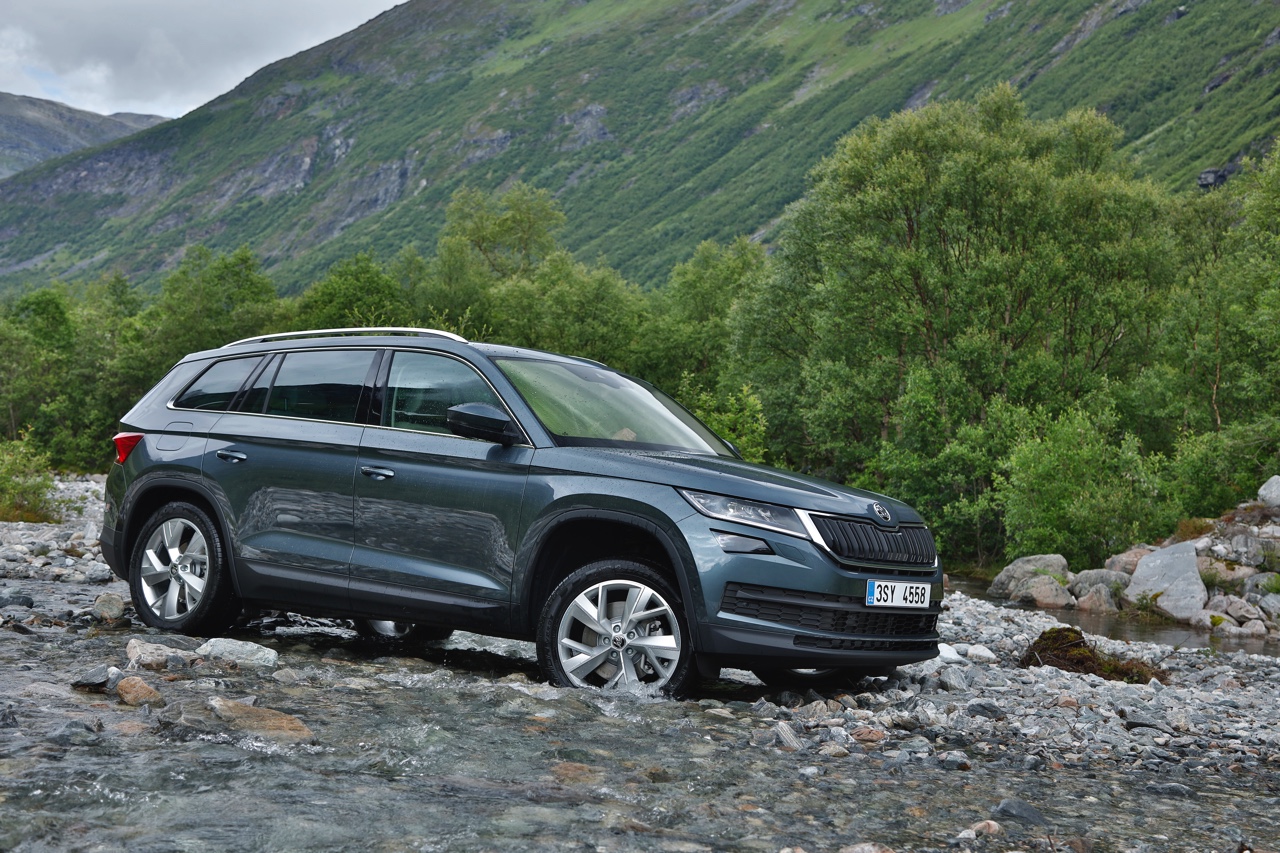 Skoda Kodiaq is nu live onthuld in Berlijn. De nieuwe SUV zit vol met ruimte en zet een aantal leuke primeurs op zijn naam voor extra praktisch gemak. Bekijk hier de beelden.